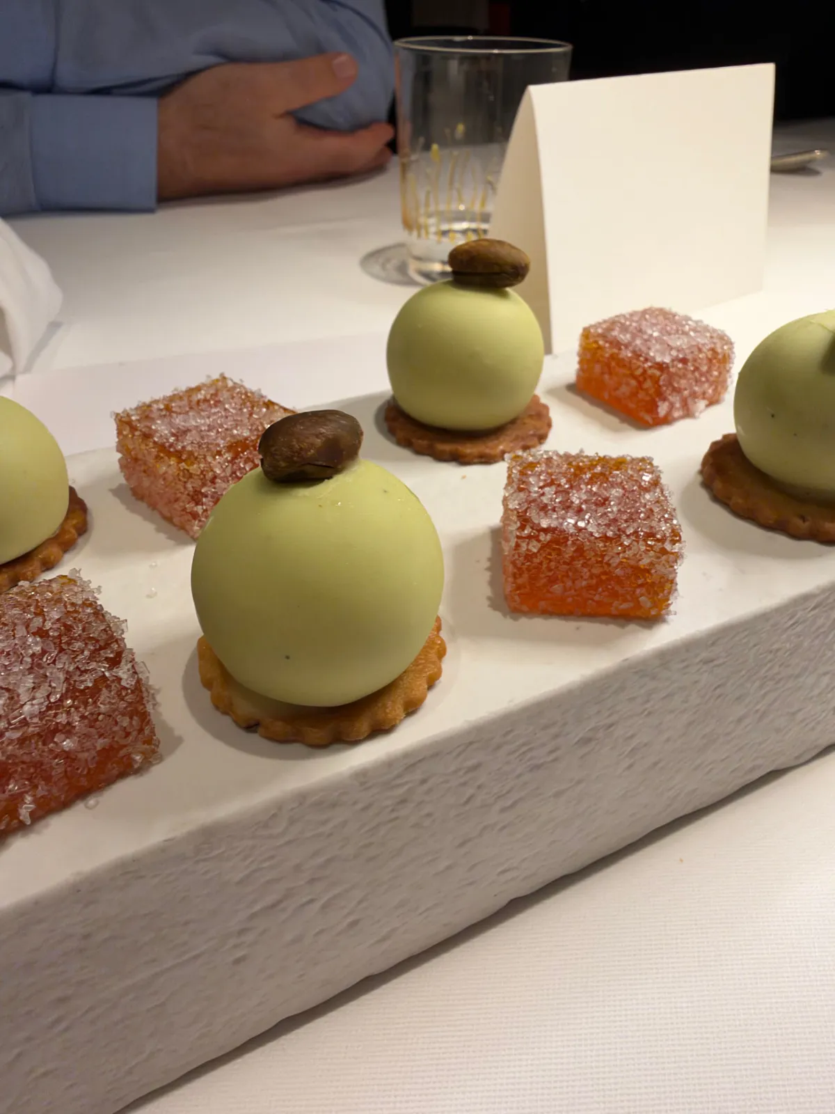 La piccola pasticceria di fine cena disposta su un vassoio di pietra chiara