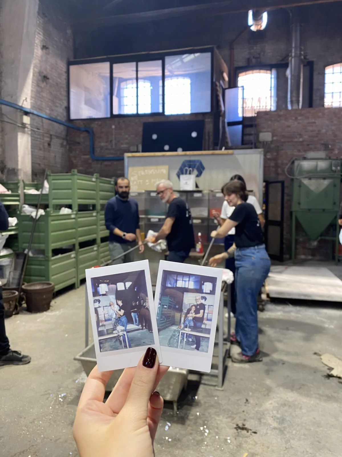 Soffiatura del vetro alla fornace Wave Murano Glass, con le polaroid ricordo dell'esperienza